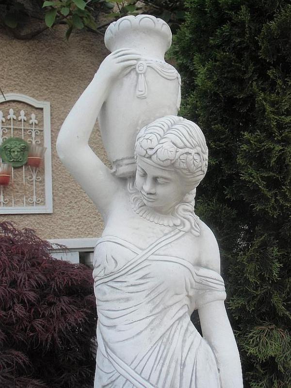 Springbrunnennfigur Frau mit Wasser Kannen