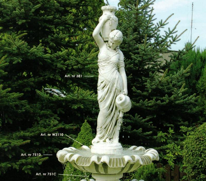 Brunnen mit Frauen Figur und Wasserkrug in der Hand