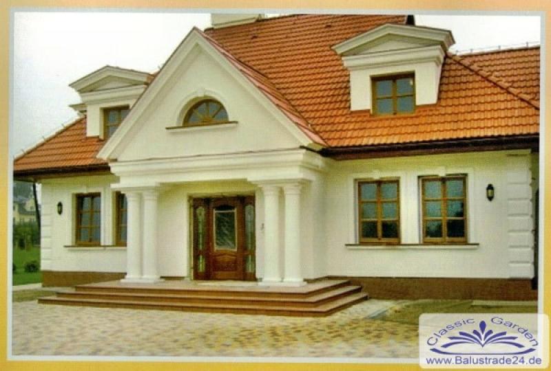 Hauseingang mit Säulen