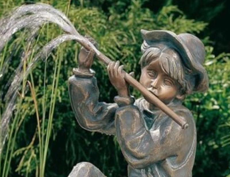 Bronzefigur Flötenspieler Junge mit Querflöte