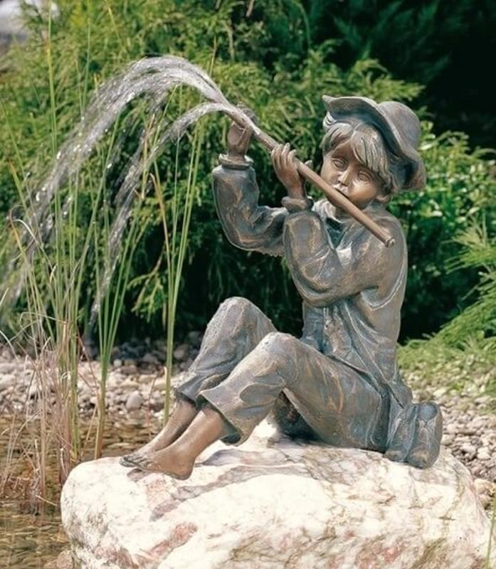 Gartenfigur Wasserspeier Junge mit Flöte