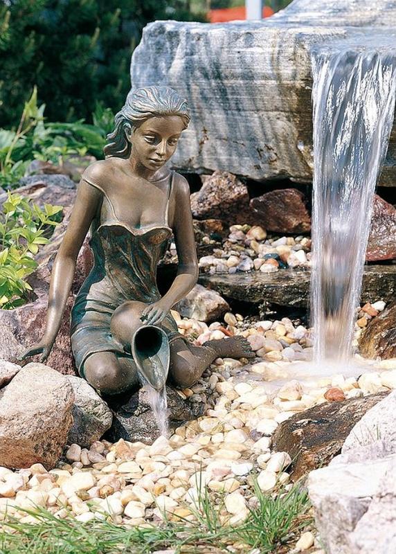 Bronzefigur Elonie - Frau mit Krug