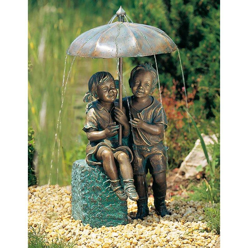 Bronze Bronze Gartenfigur Mädchen und Junge mit Regenschirm