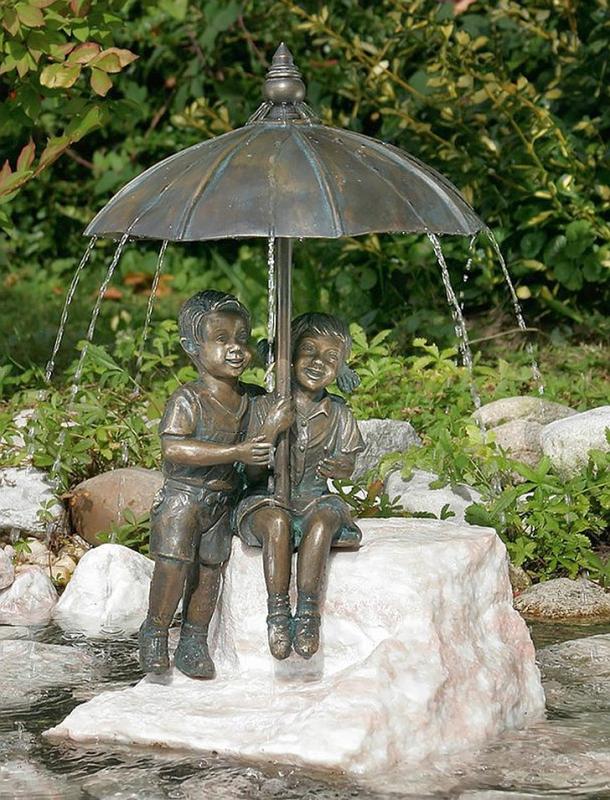 Mädchen und Junge mit Schirm Bronzefigur