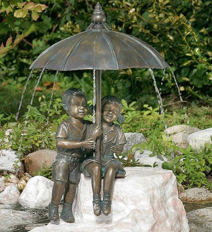 Garten Bronzefigur Mädchen und Junge mit Schirm