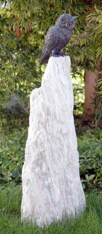 Eule als Bronzefigur mit Granit Felsen