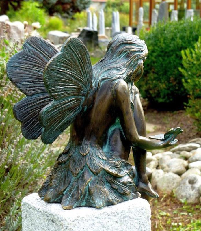 Bronze Figur Elfe mit Schmetterling