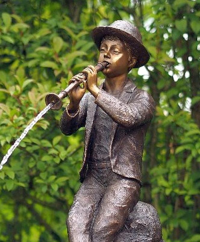Gartenfigur Flötenspieler Junge Wasserspeier Bronzefigur