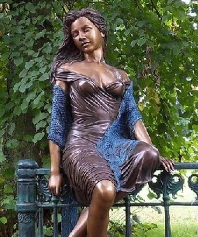 Bronzefigur Frau mit Zaun