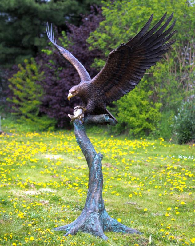 Monumentale Bronzefigur Seeadler – Gartenfigur mit Fisch Bronze Figur 233cm