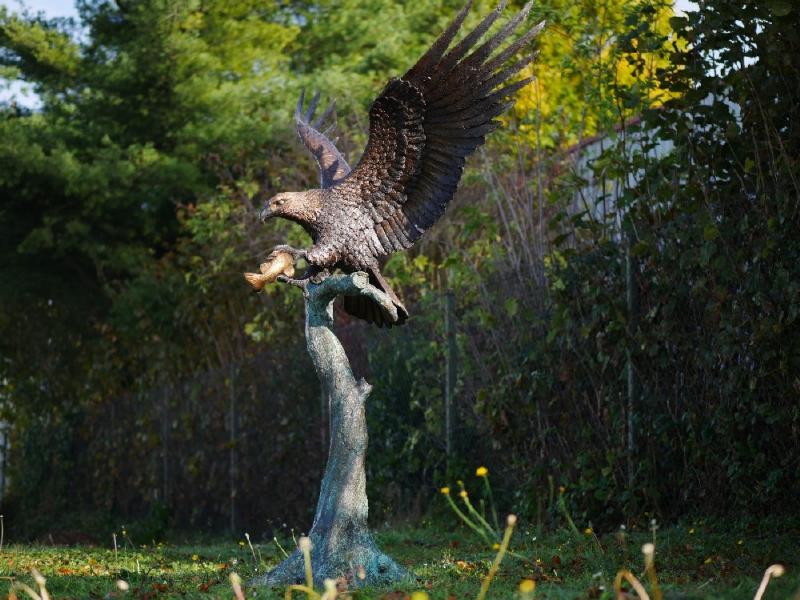 Monumentale Bronzefigur Seeadler – Gartenfigur mit Fisch Bronze Figur 233cm