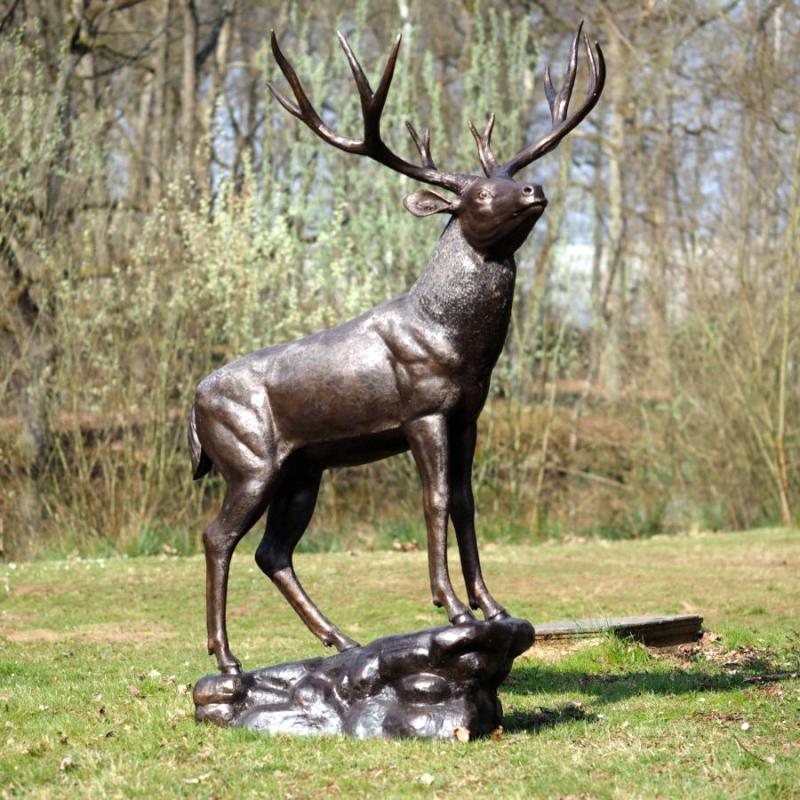 Bronzeskulptur Zwölfender-Hirsch auf Felsen aus Bronze