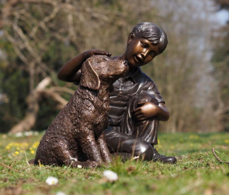 Bronze Figur Junge mit Hund
