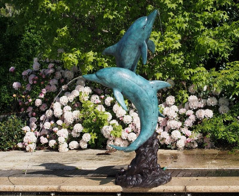 Erleben Sie die elegante Bronzeskulptur mit zwei Delfinen 160 cm