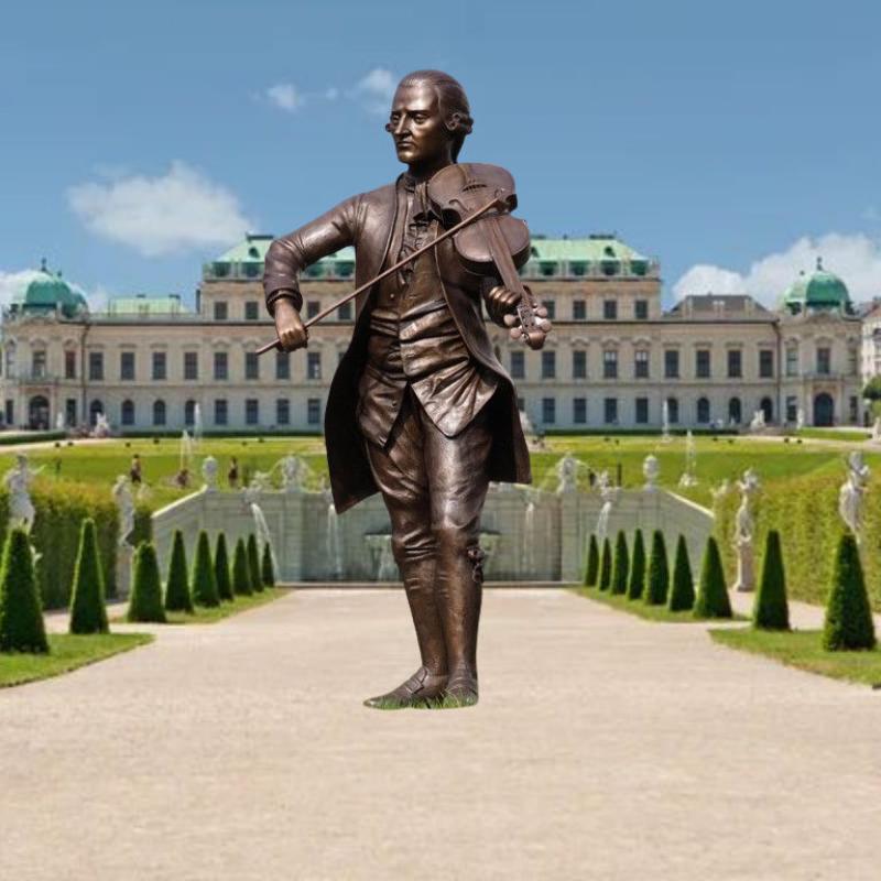 Bronzeskulptur des Komponisten Mozart mit Geige