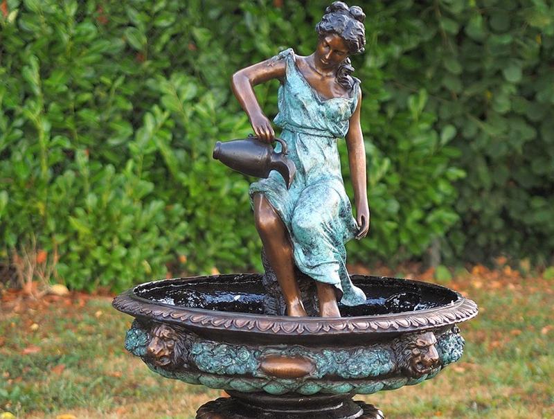 Klassischer Bronzebrunnen mit Frauen Figur