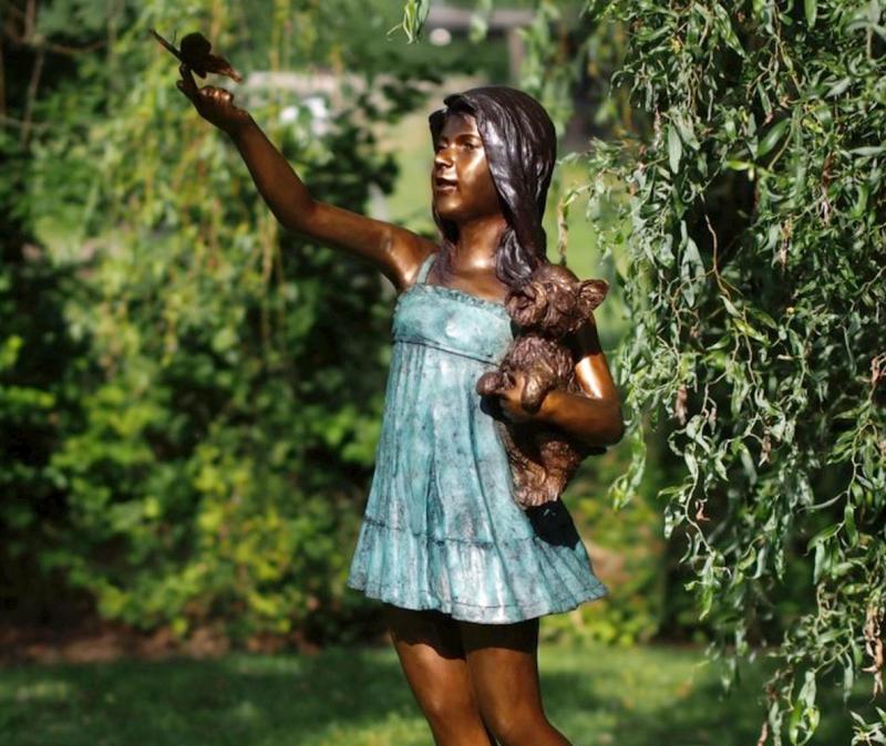 Bronze Figur Mädchen mit Schmetterling Teddybär