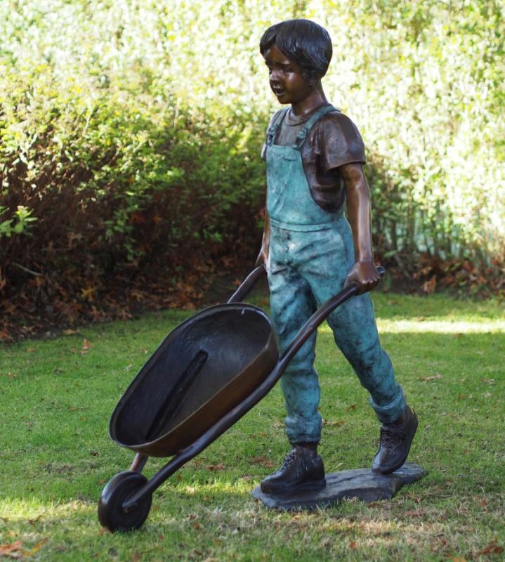 Bronzefigur Gärtner Junge mit Schubkarre