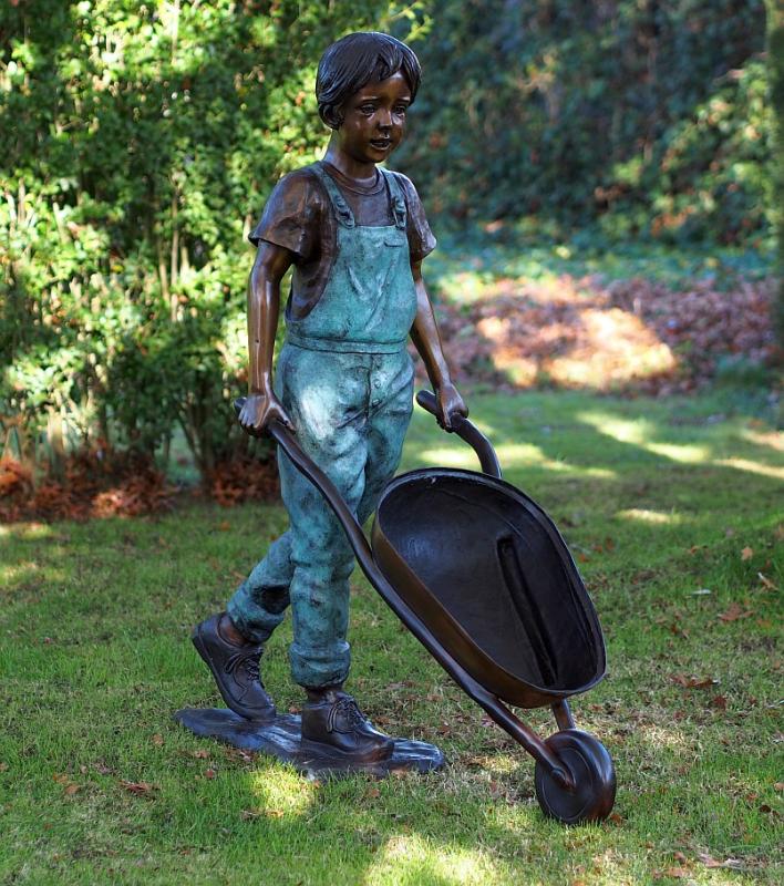 Bronzefigur Junge mit Schubkarre 119cm