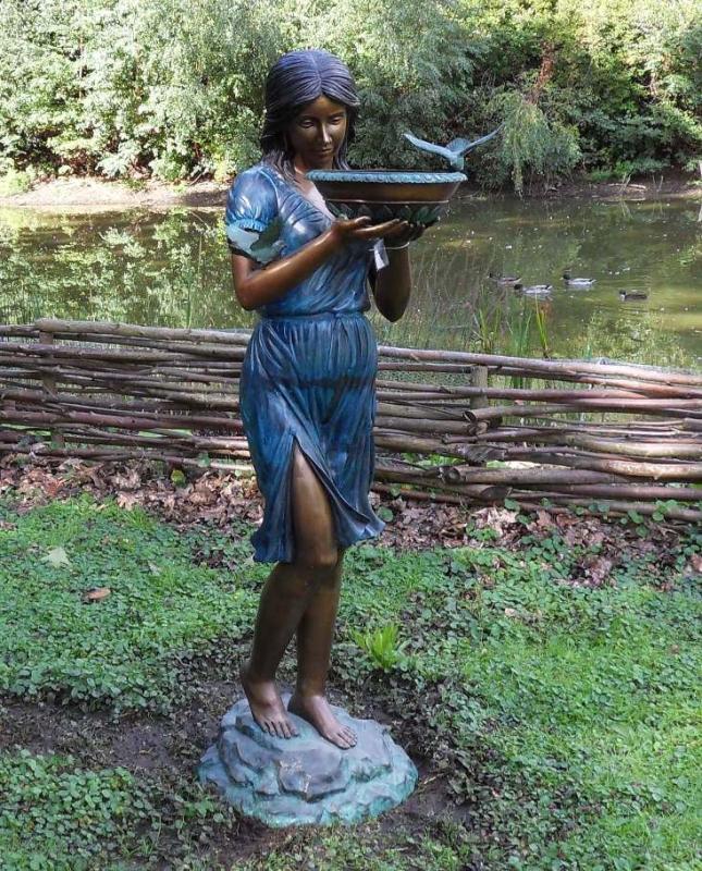 Stehende Frau mit Schale + Schmetterling Garten Bronze Figur