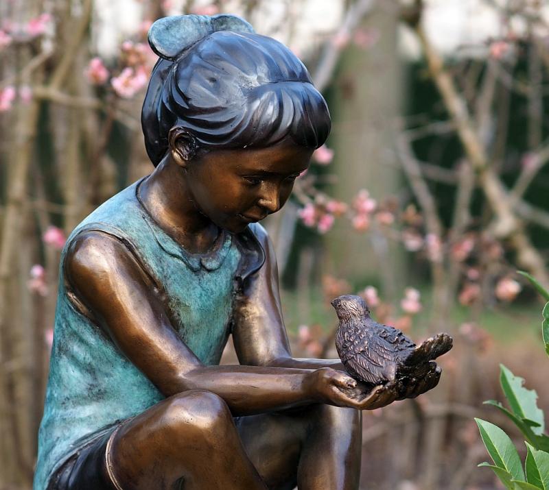 Bronzefigur Mädchen sitzend mit Vogel 45cm
