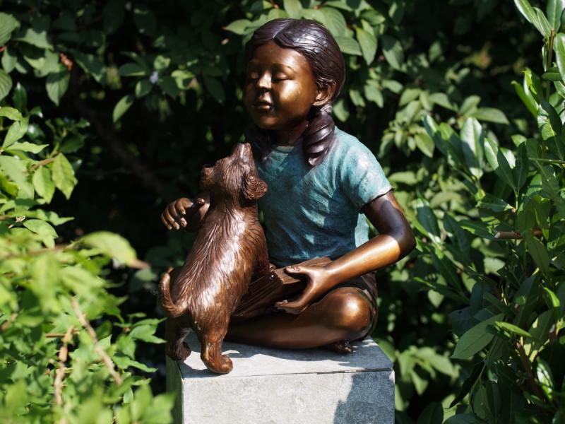 Bronzefigur Gartenfigur Mädchen mit Hund