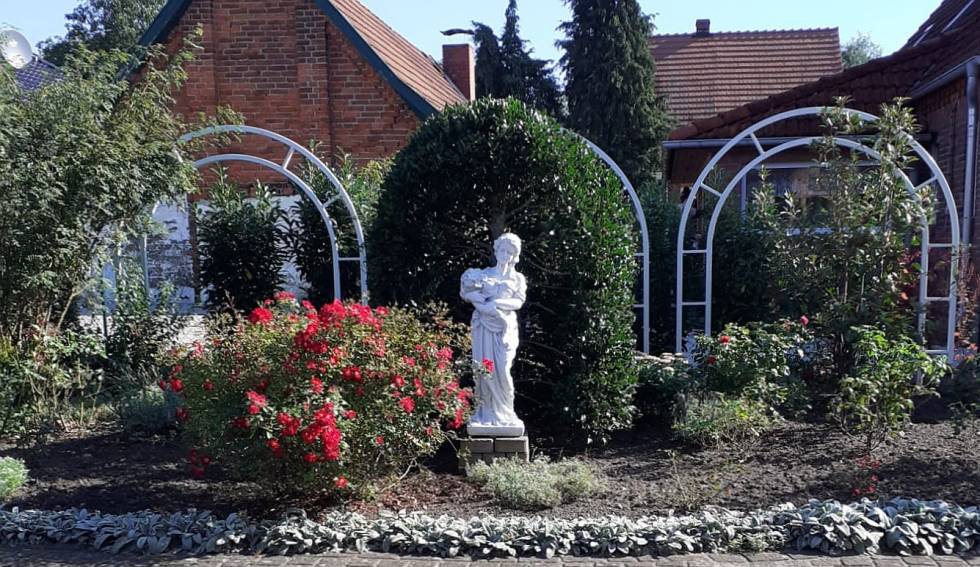 Garten Figur Frau mit Blumen Füllhorn