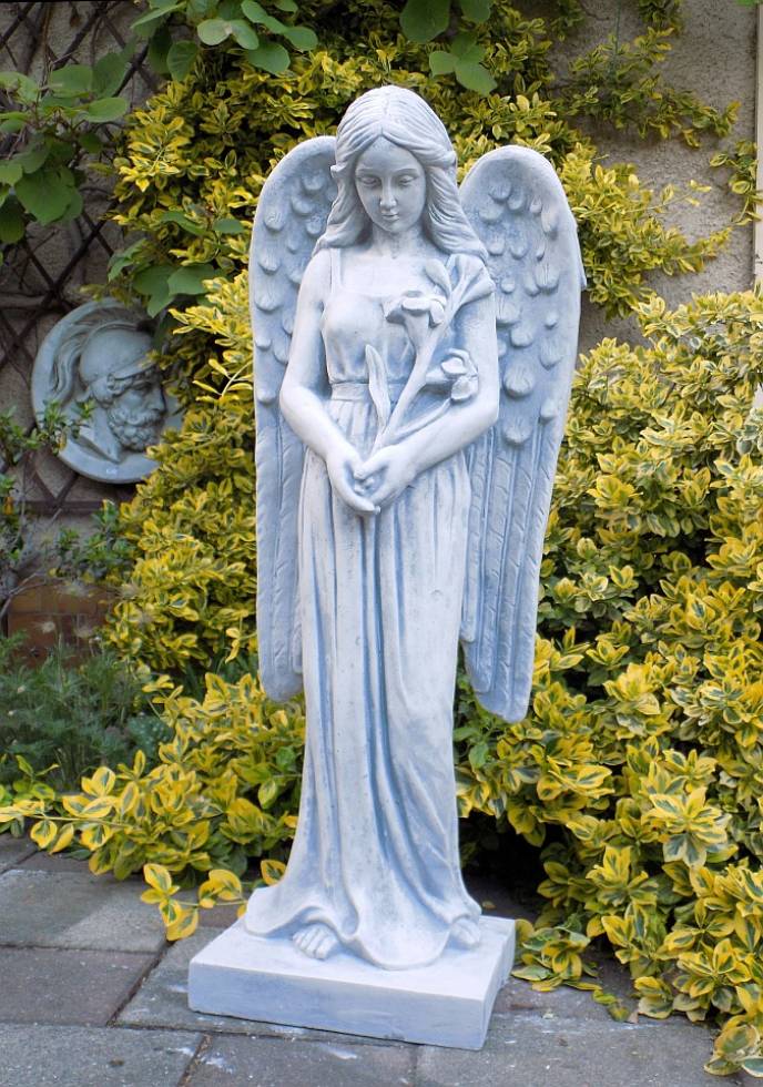 Engelfigur mit Blume in der Hand