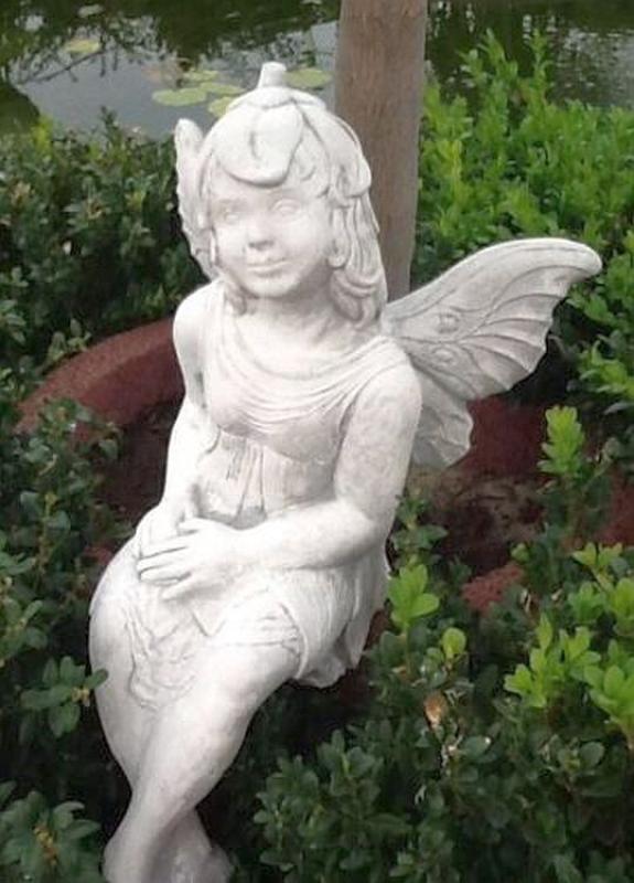 Gartenfigur sitzende Elfe als Steinfigur Engel Figur 45cm hoch BAD-1011
