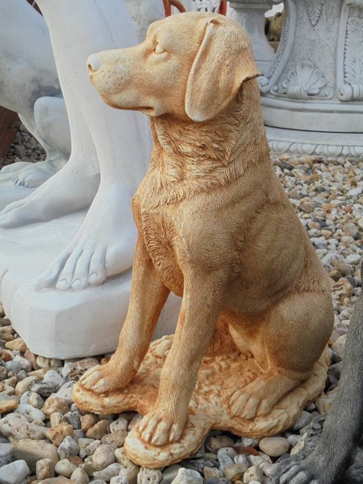 Hundefigur ocker Farben als Gartenfigur aus Beton Kunststein