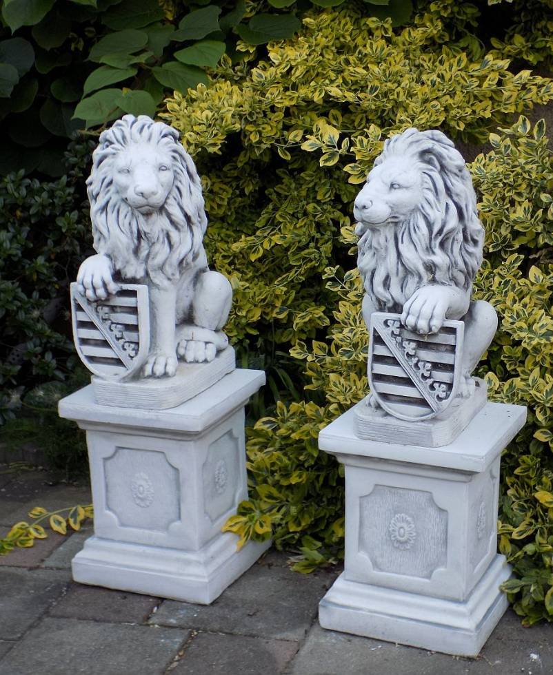 Löwenfiguren mit Sachsen Wappenschild links und rechts