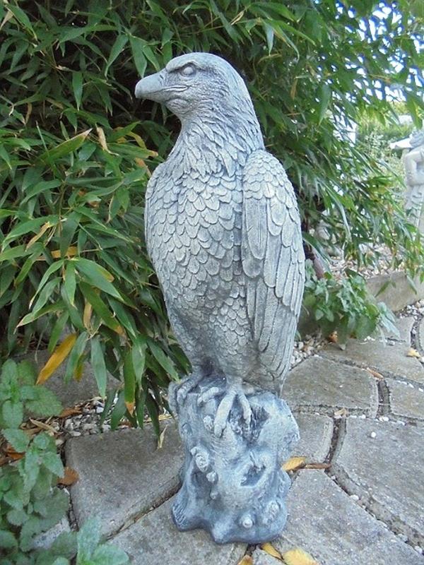 Großer Falke auf Felsen sitzend Garten Steinfigur Vogelfigur Beton Steinguss Figur 55cm 16kg S103117
