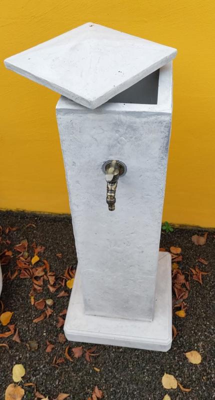 Freistehende Garten Wasserzapfsäule mit Blumenkasten Wasser Zapfstelle Wandbrunnen 105cm