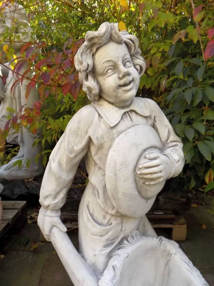 Steinfigur Gärtner Junge mit Schubkarre