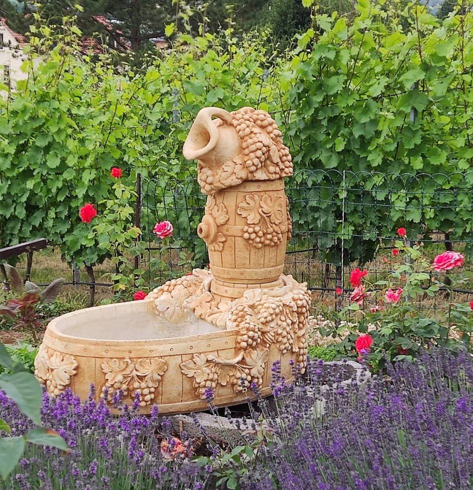 Weinbrunnen ockerbraun