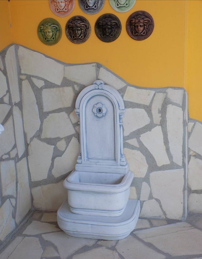 Wandbrunnen Wasserzapfstelle mit Podest