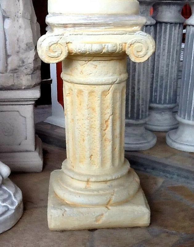 grichische Säule aus Beton