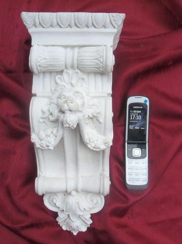 Gipsstuck Wandkonsole mit Löwenkopf