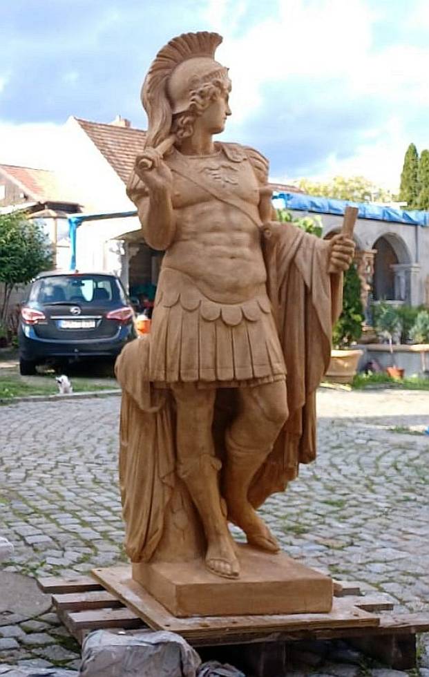 Römer Steinfigur in Farbe ocker