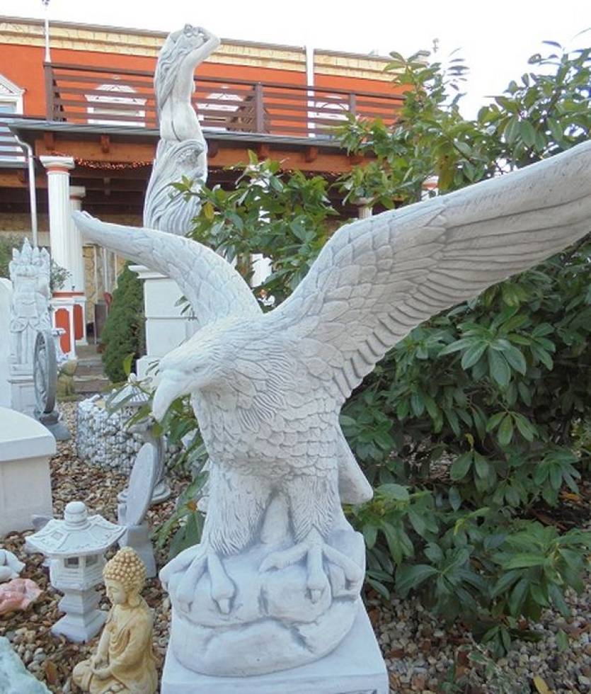 Adlerfigur aus Beton