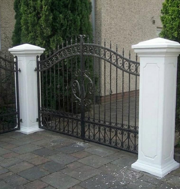 Torpfeiler aus Beton mit Abdeckplatte