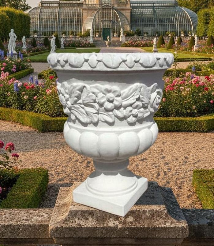 Kunststeinvase mit Blumendekor aus Beton