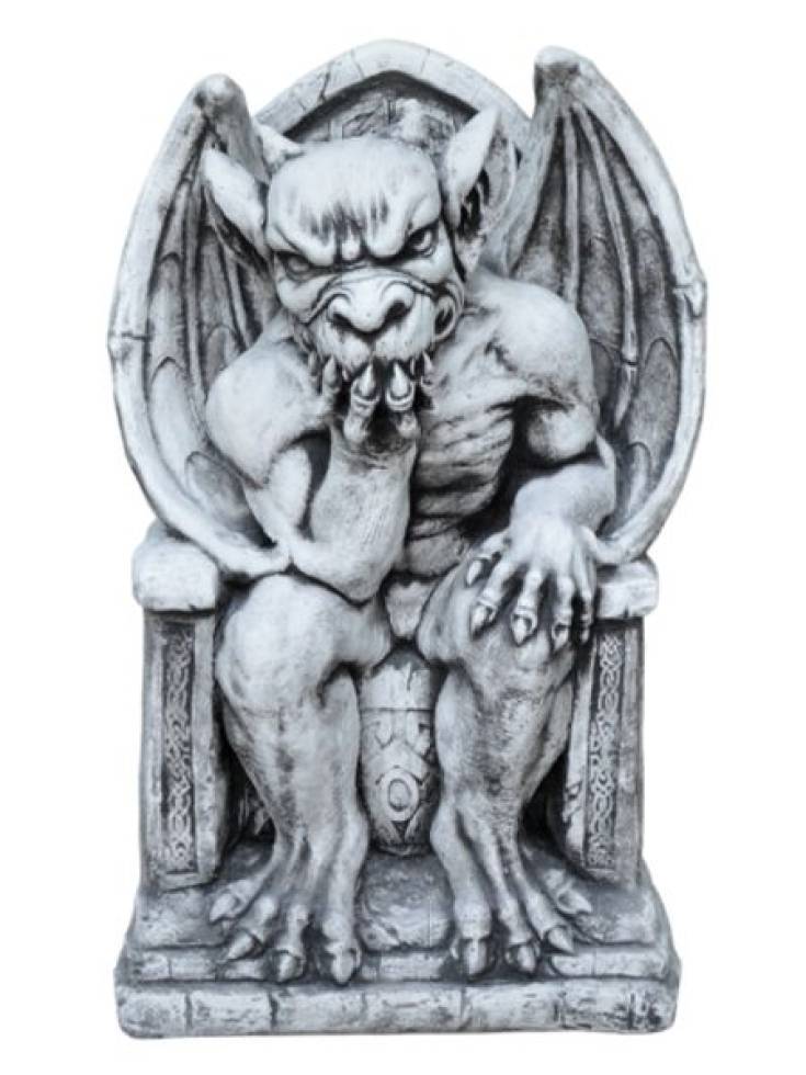 Gargoyle Steinfigur auf Thron sitzend