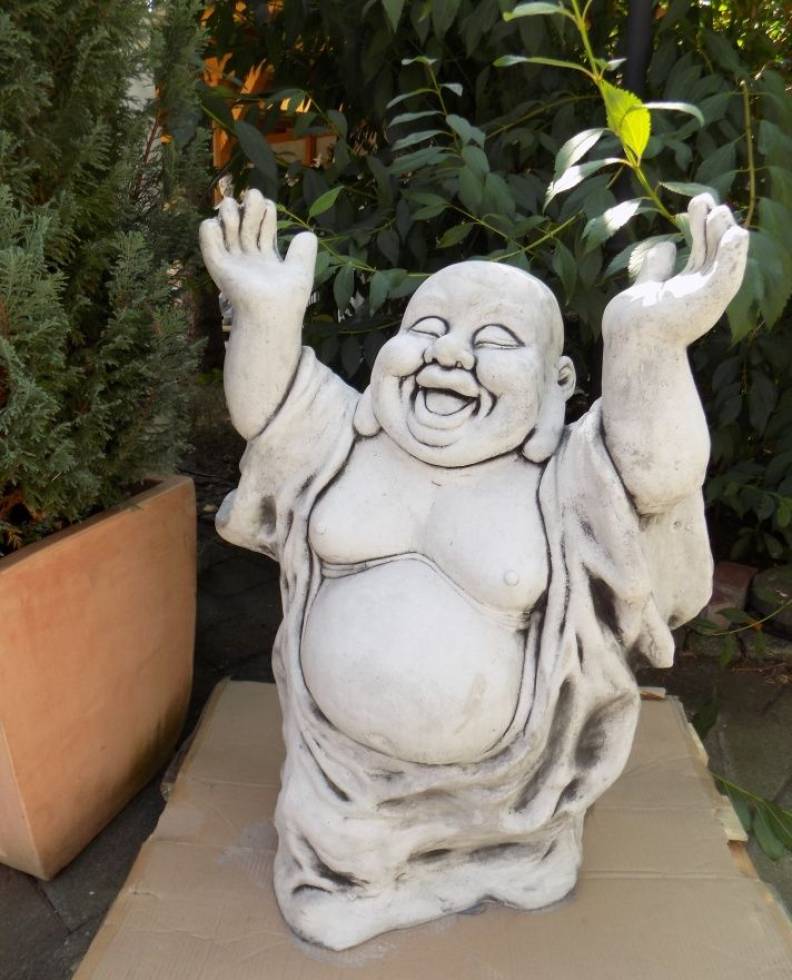 Buddha Steinfigur in anthrazit patiniert