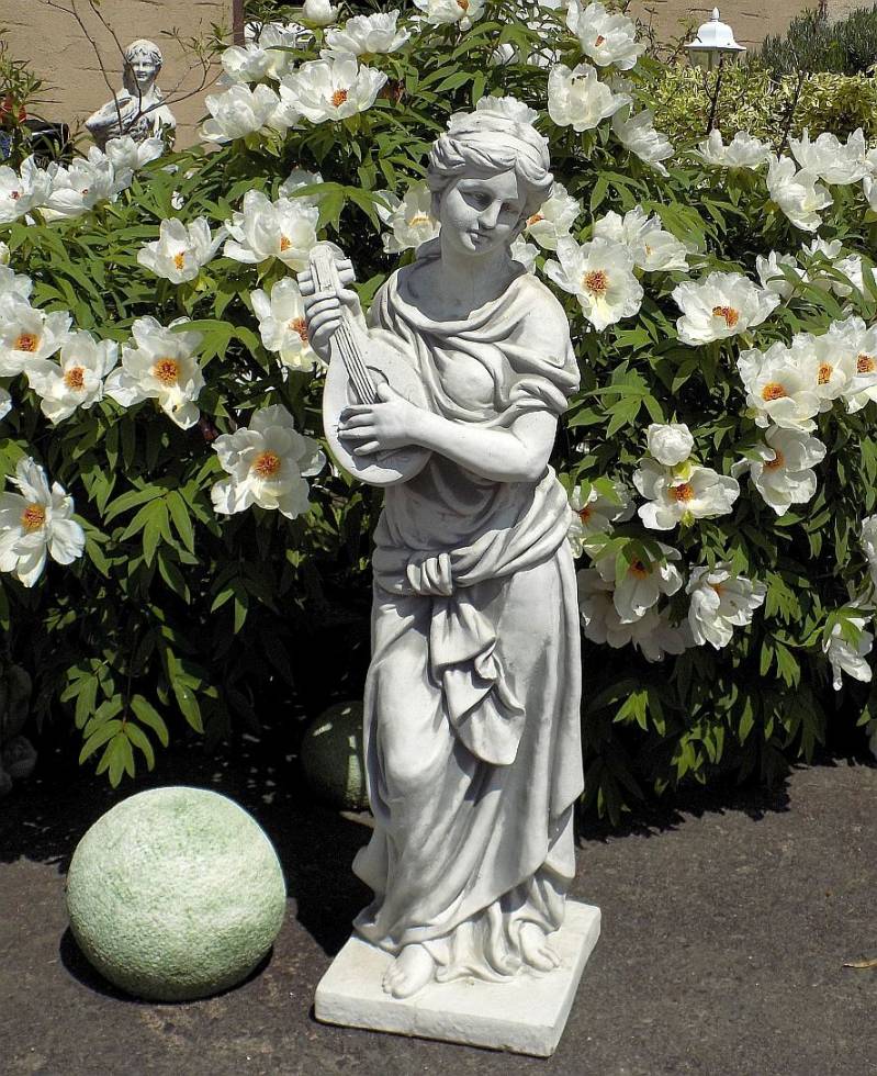 Steinfigur Frau mit Musik Instrument