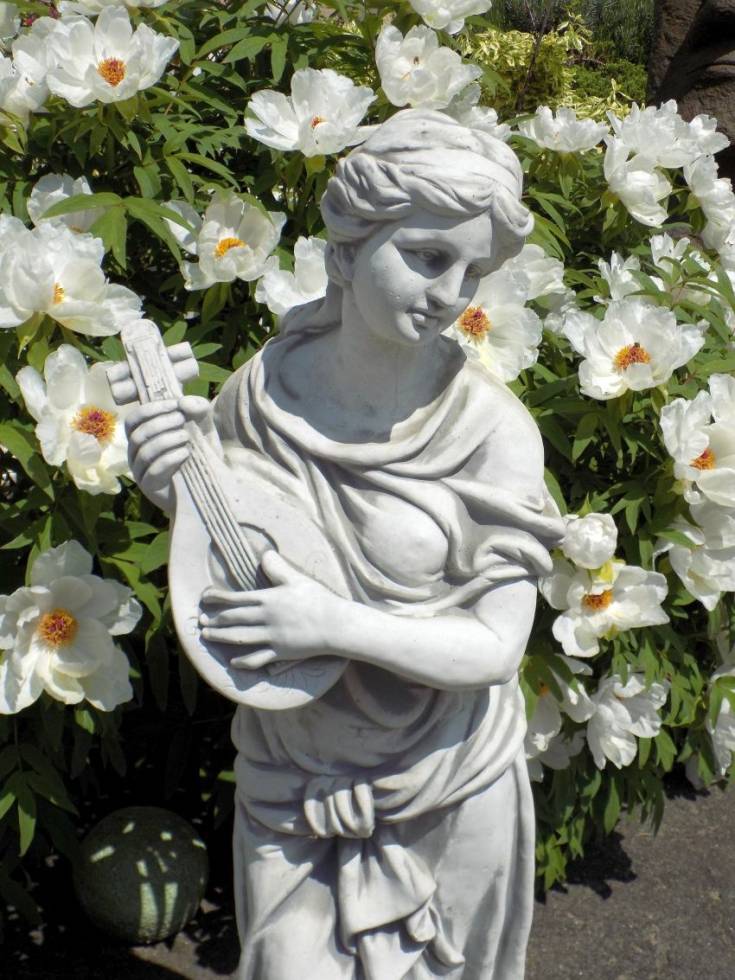 musizerende Frauenfigur als Gartendeko Steinfigur