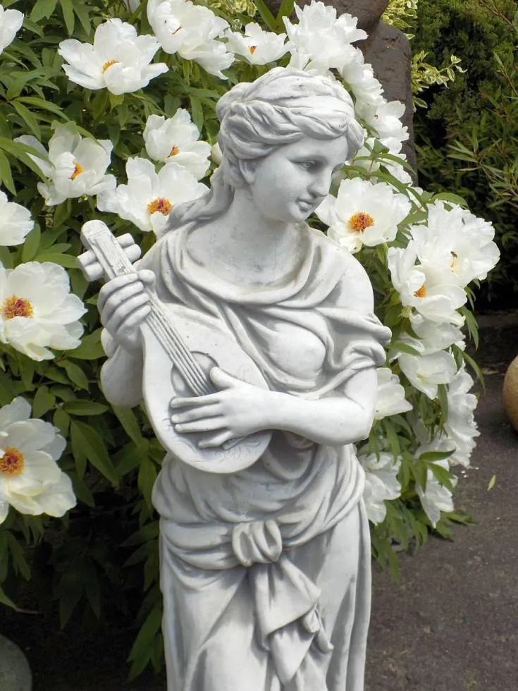 Gartenfigur Frau mit Blumen Mandoline
