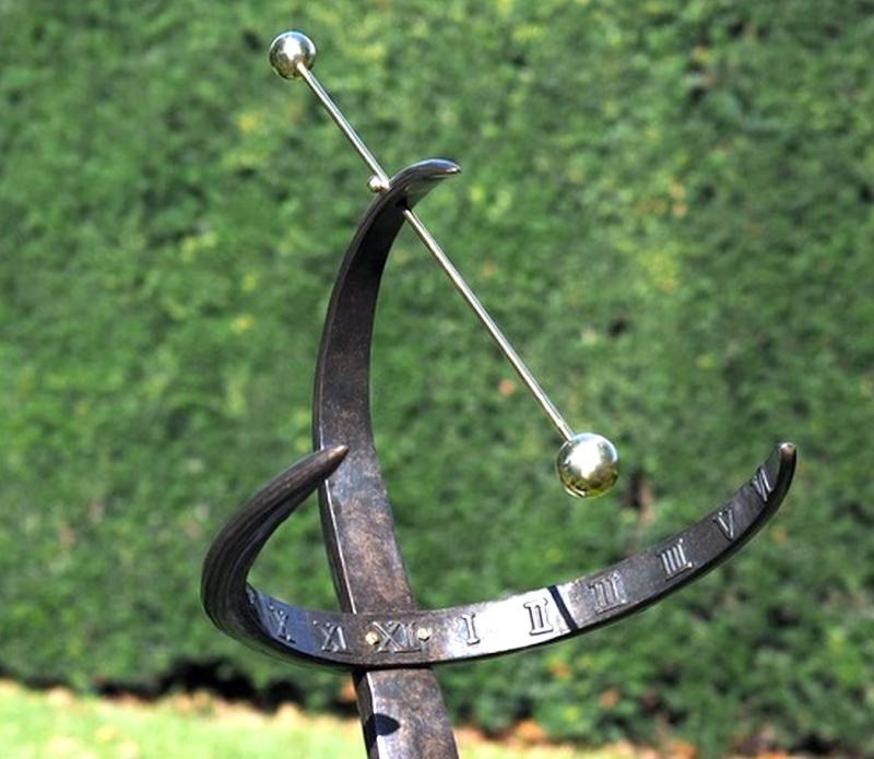 Bronze Sonnenuhr Wave mit modernem Design 90cm