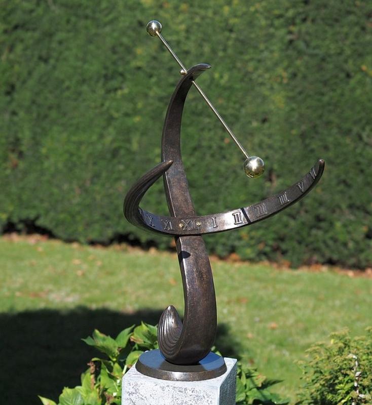 Bronze Sonnenuhr Wave mit modernem Design 90cm