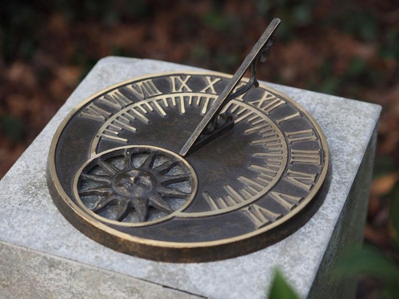 Handgefertigte Bronze Sonnenuhr für Garten Sockel 26cm